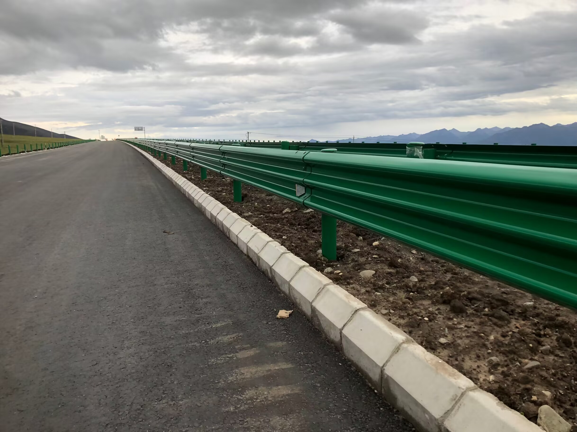 贡井区乡村公路波形护栏防撞波形护栏 - 推荐